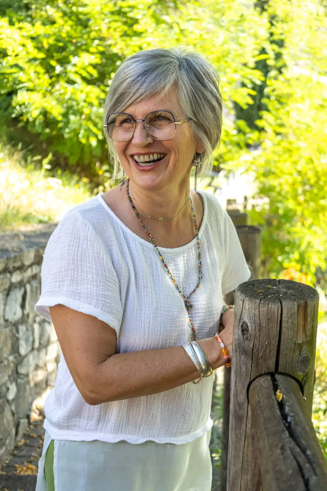 Corinne Sabadel, naturopathe souriante en pleine nature, accompagnante bien-être et reconversion après 50 ans